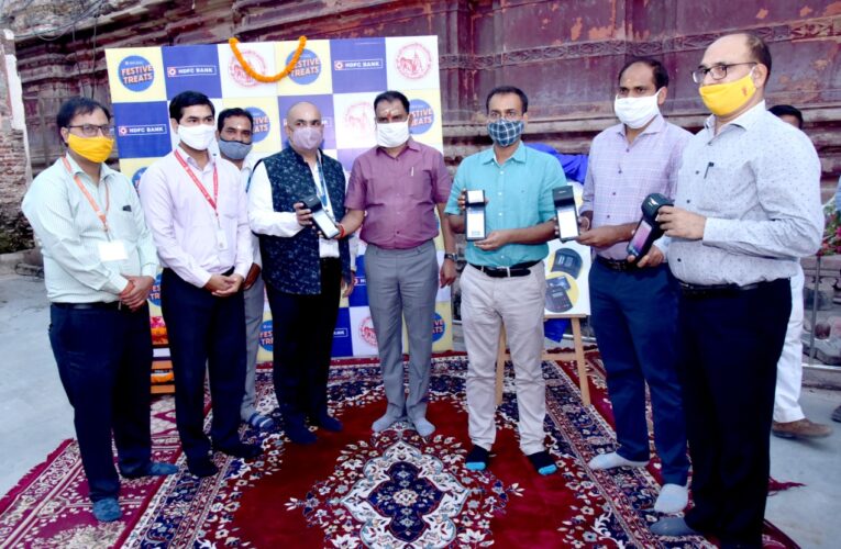मंदिर में शुरू हुई नई व्यवस्था एमपॉश मशीन से कटेगा टिकट हो सकेगा दान मंडलायुक्त ने की सेवा का शुभारंभ