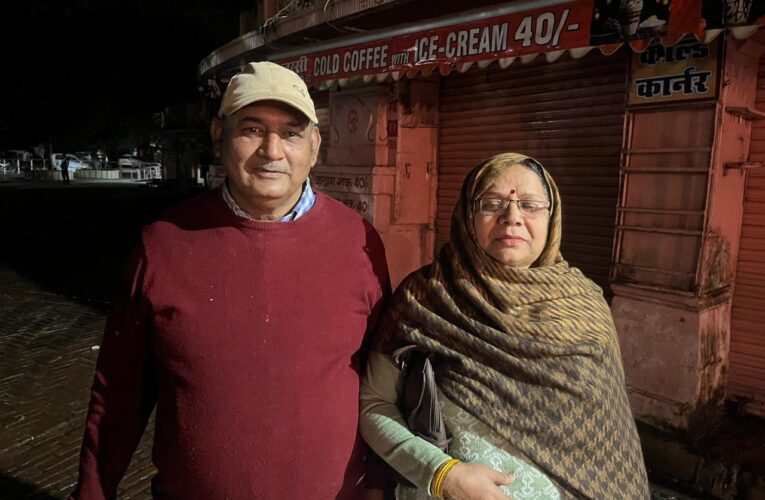 महाकुंभ में मानवता की मिसाल: संजय सिंह और उनकी पत्नी ने श्रद्धालुओं के लिए खोले दरवाजे, निशुल्क रहने-खाने की व्यवस्था