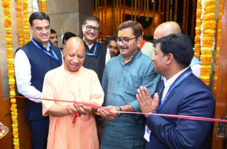 काशी विश्वनाथ मंदिर मैं मुख्यमंत्री ने HDFC बैंक की शाखा का उद्घाटन किया