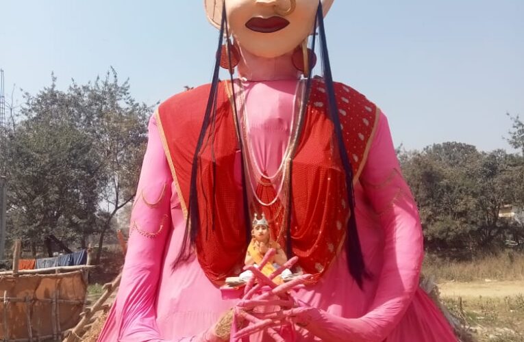 राजातालाब में 30 फीट ऊंची चर्चित अनोखी होलिका स्थापित