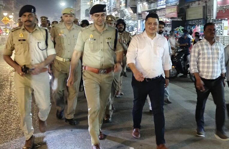चंदौली में आगामी त्योहारों के दृष्टिगत जिलाधिकारी और पुलिस अधीक्षक ने किया पैदल गश्त