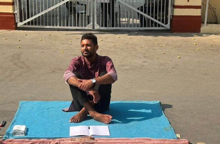 बीएचयू में पीएचडी में दाखिला न मिलने पर दलित छात्र का धरना, 14 दिन से कुलपति आवास के बाहर कर रहा प्रदर्शन