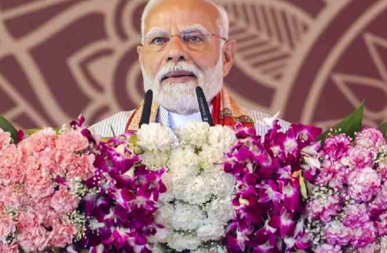 काशी पहुंचे प्रधानमंत्री मोदी: बोले, “काशी सिर्फ प्राचीन नहीं, प्रगतिशील भी है” – विकास, विरासत और आत्मनिर्भरता पर किया जोर