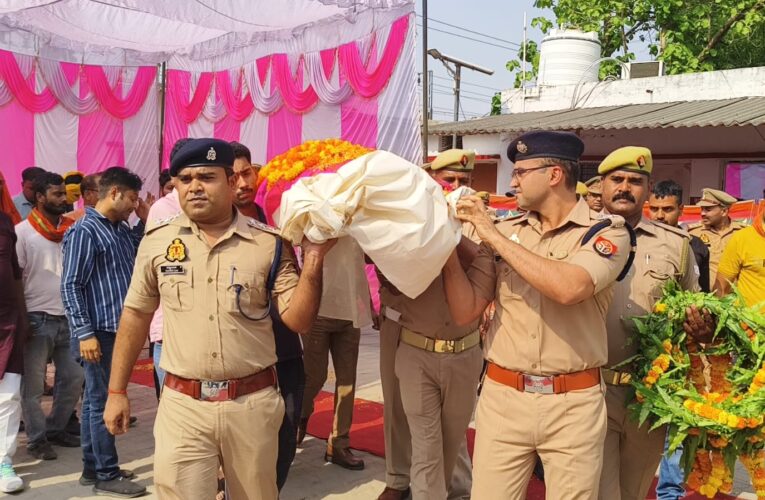 शहीद कांस्टेबल दुर्गेश कुमार सिंह को चंदौली पुलिस लाइन में दी गई भावभीनी श्रद्धांजलि