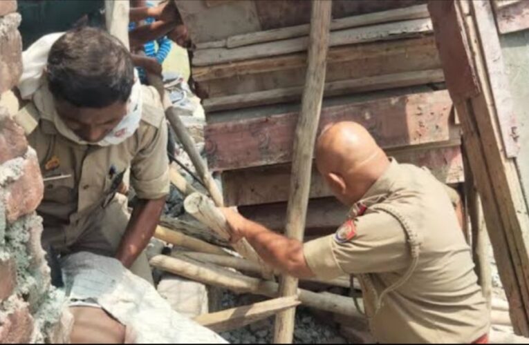 वाराणसी में निर्माणाधीन इमारत की छत गिरने से हादसा, एक मजदूर की मौत, एक घायल